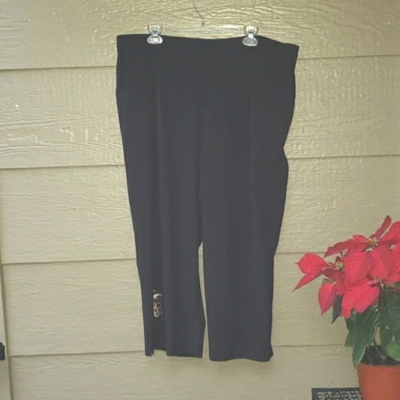 ALFRED DUNNER Plus Size 22W Black Capri Flower accent - Picture 1 of 4